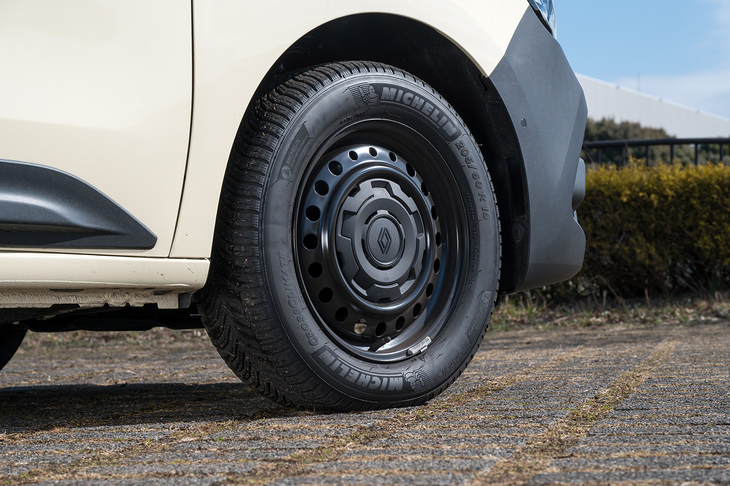 タイヤはスタンダードな「カングー」よりも1インチ小さい16インチ。ミシュランのオールシーズンタイヤ「クロスクライメート」を履くのが特徴だ。