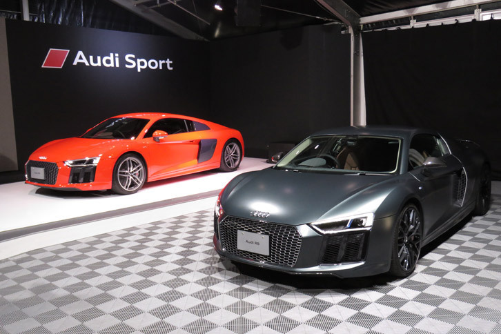 「R8 V10クーペ 5.2 FSIクワトロ」（奥）と「R8 V10プラス クーペ 5.2 FSIクワトロ」（手前）。