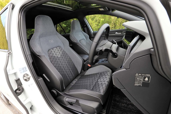 「eTSI Rライン」専用となるヘッドレスト一体型スポーツシート。表皮はファブリックとマイクロフリースの組み合わせ。