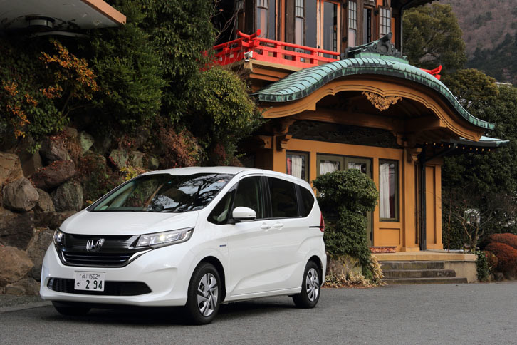 今回のドライブは、箱根の富士屋ホテルからスタート。明治11年創業の老舗だ。