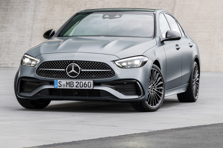 昔ながらの（？）メルセデス・ベンツの顔の例として、2021年モデルの「Cクラス」。皆さんは、どちらのフロントデザインがいいと思いますか？