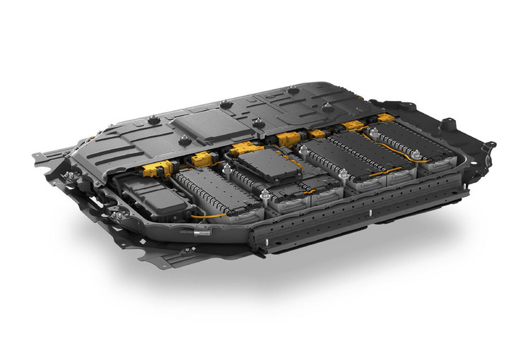 「ホンダe」に搭載される容量35.5kWhのリチウムイオンバッテリー。ラジエーターを使った水冷システムに加えて、バッテリー専用ヒーターも備わっている。