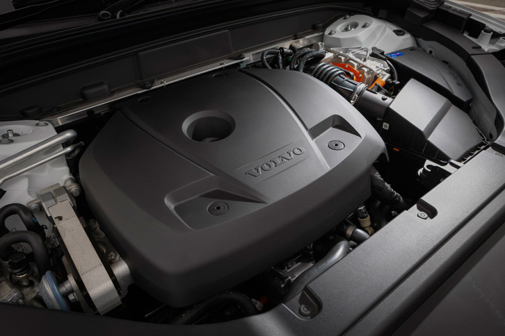 「T8 Twin Engine AWDインスクリプション」のパワーユニット。ターボチャージャーとスーパーチャージャーを備えるガソリンエンジンに電気モーターが組み合わされる。