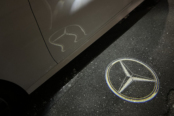 ドアを開けると標準で装備される「ブランドロゴプロジェクターライト」によって、足元にクッキリとスリーポインテッドスターが映し出される。乗車前の演出は完璧だ。