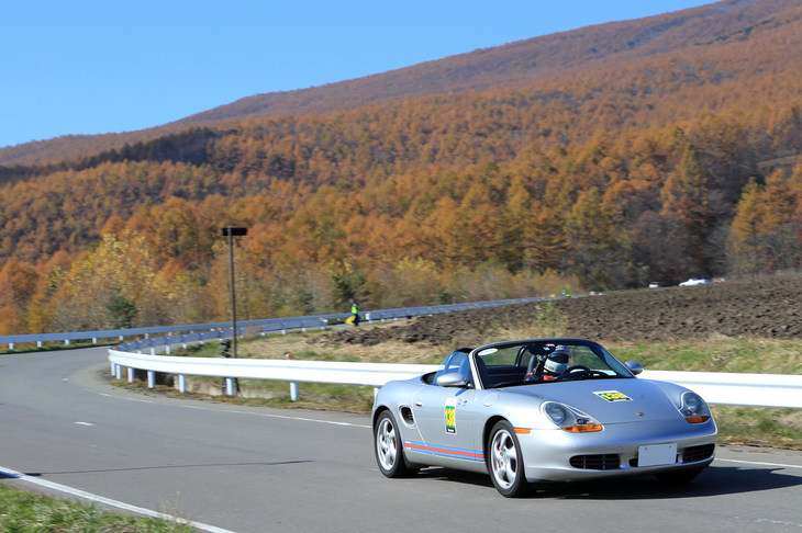 “涙目”と呼ばれた特徴的なヘッドランプのデザインが目を引く、初代「ポルシェ・ボクスター」。こちらの車両は上級モデルの「ボクスターS」（2000年）である。