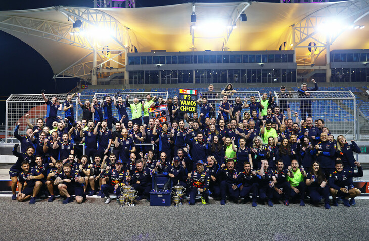 開幕戦バーレーンGP（写真）で1-2フィニッシュを決め、幸先良いスタートを切ったレッドブル勢。フェルスタッペンは今季誰よりも多い年間9勝をマークしたものの、このうち7勝は前半10戦で記録しており、この期間で築いた大量リードを貯金に大負けしないことで4連覇を達成した。一方でチームメイトのセルジオ・ペレスは、2025年の残留契約を締結した直後から調子を崩し始めた。総ポイントはフェルスタッペンが437点だったのに対し、ペレスは152点しか獲得できずランキング8位。コンストラクターズランキングも首位から転落し3位で終えることとなった。（Photo=Getty Images / Red Bull Content Pool）