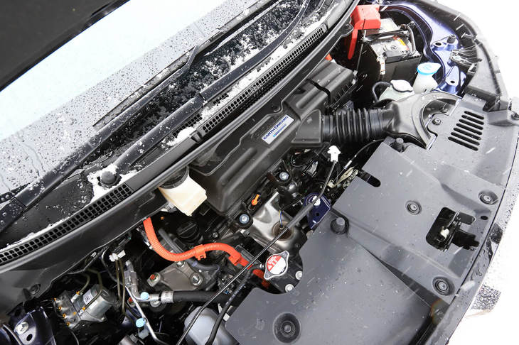 2リッターガソリンエンジンに駆動用、発電用の2つのモーターを組み合わせたパワープラント。新しい「ステップワゴン モデューロX」は、ハイブリッド車にも設定されている。