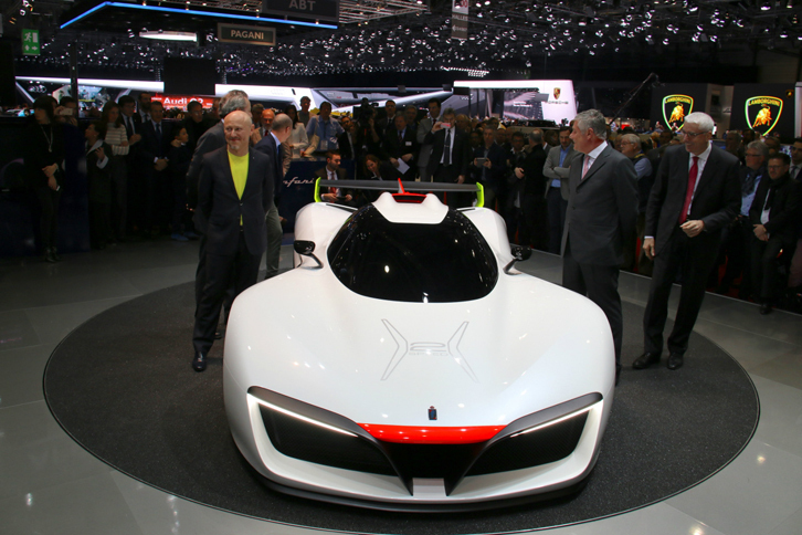 ピニンファリーナの「H2スピード」。伝説のコンセプトカーをモチーフとしたカラーをボディー各部に配置。デザインディレクターを務めるファビオ・フィリッピーニ氏（写真左）がスーツの下に着ているTシャツも……。