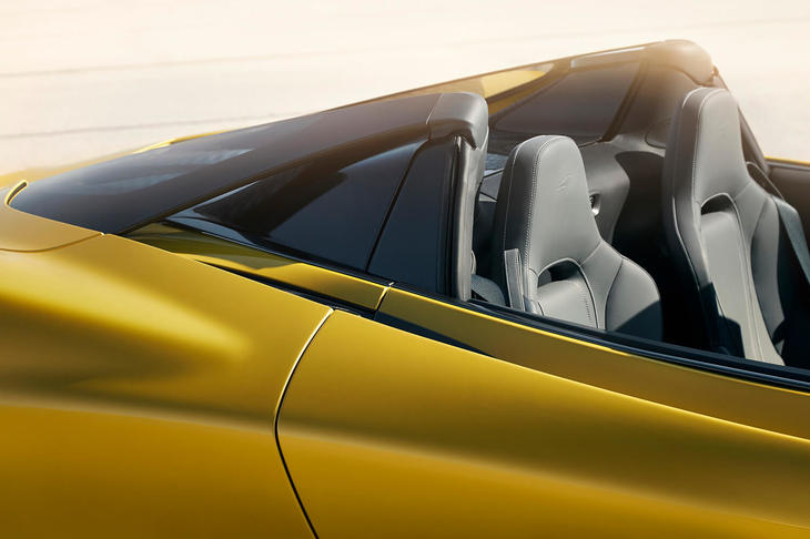 「モノケージII-S」の後部にはカーボン製の構造用支持材を採用。横転時の乗員保護性能を高めながらも、従来比で6.8kgの軽量化を図った。