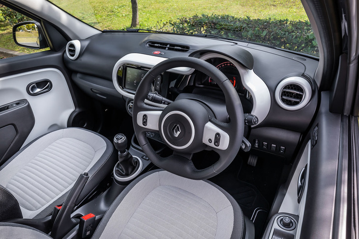 「トゥインゴS」の内装は、外装色にかかわらず「ブランインテリア」と呼ばれるホワイトとブラックのコンビネーションカラーで仕立てられる。