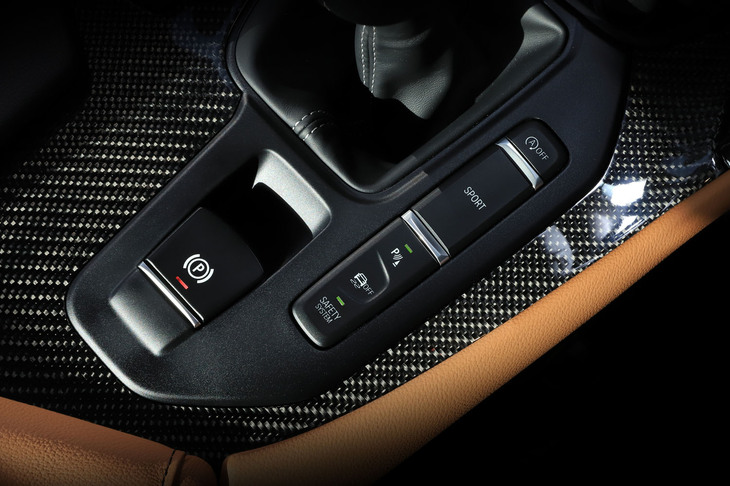 エンジンやパワーステアリング、可変サスペンション、アクティブディファレンシャル等の制御が切り替わる「スポーツモード」は、「iMT」とも連動。カスタマイズにより「スポーツモードではオートブリップはオフ」などと設定することができる。