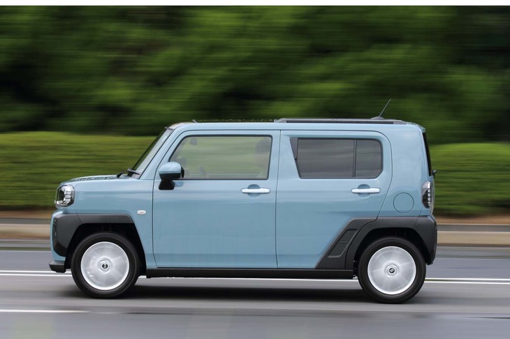 個性が際立つサイドビュー。ボディーカラーは、写真のレイクブルーメタリックを含む全9色がラインナップされる。