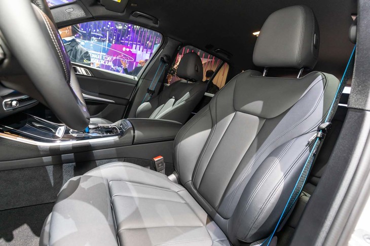 BMW iX5ハイドロジェン（フロントシート）