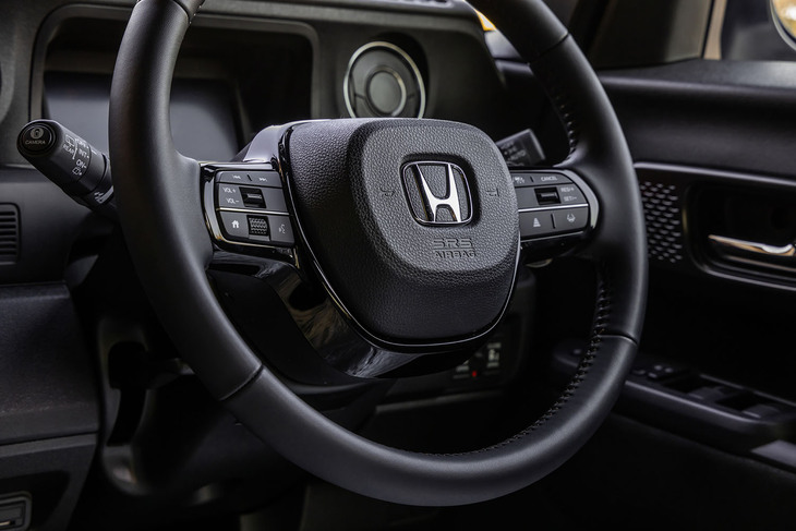 先進運転支援システムは、自動緊急ブレーキやアダプティブクルーズコントロール、操舵支援機能などに加え、新たに「近距離衝突軽減ブレーキ」「急アクセル抑制機能」（ディーラーオプション）が設定されている。