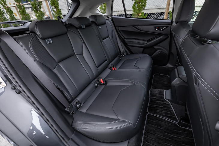 リアシートの背もたれには60：40の分割可倒機構が備わる。センター部分のアームレストにはカップホルダーが内蔵されている。