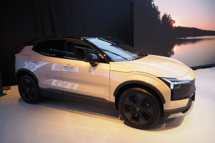 ボルボEX30クロスカントリー（サイドビュー）