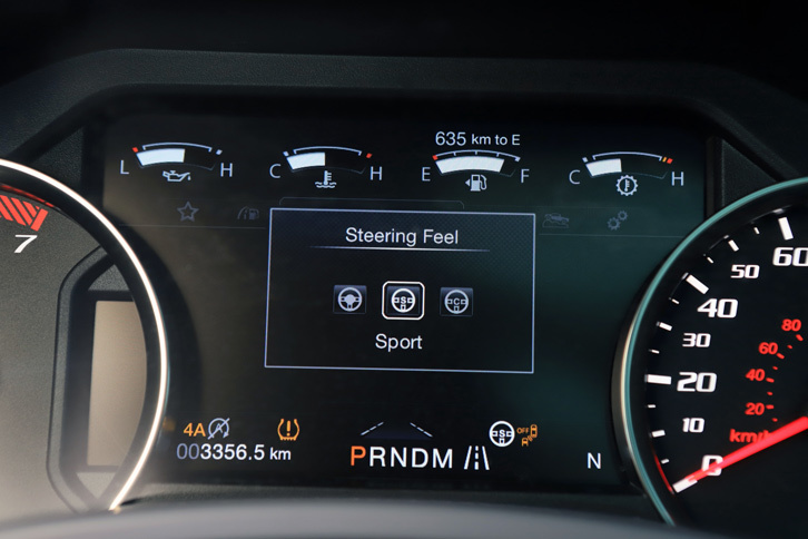 パワーステアリングの重さやESCの介入度合いなど、「F-150ラプター」ではさまざまな制御のパラメーターをスポーツカーのように調整することができる。