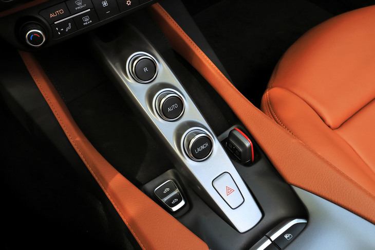 フェラーリ車でおなじみとなるセンターコンソールのブリッジ形状パネルにリバースやオートマチックモード、ローンチコントロールのセレクタースイッチが並ぶ。ルーフの開閉スイッチは、ハザードスイッチ左に位置している。