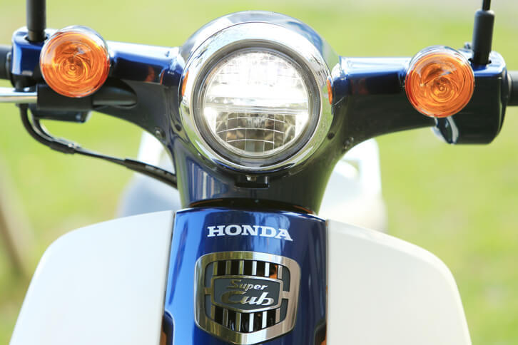 新型「スーパーカブ」の特徴となっている、丸いヘッドランプ。見た目はクラシカルだが、中身はLED式とハイテクである。