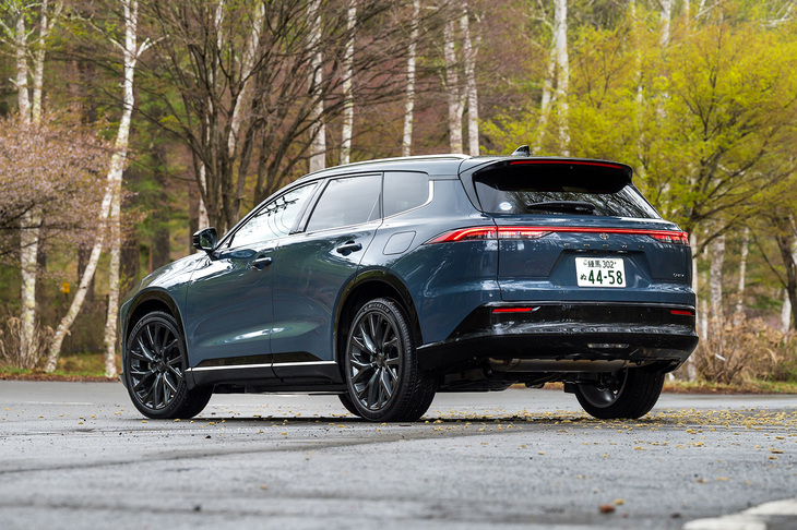 シャシーは「クロスオーバー」「スポーツ」と同じエンジン横置きの「GA-K」。クロスオーバーと同じホイールベースにスポーツと同じ全幅を組み合わせている。