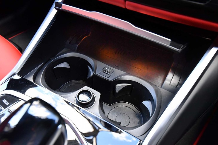 センターコンソールには、スマートフォンのワイヤレスチャージが可能なトレーと、カップホルダーが備わる。