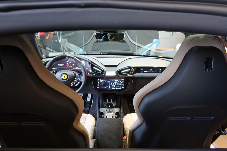 フェラーリ12チリンドリ（ラゲッジルーム越しに見たキャビン）