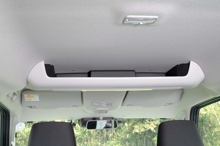 前席からでも手が届きやすい場所にオーバーヘッドシェルフが用意される。「スペーシア カスタム」では後席にエアコンの風を送り込むサーキュレーターが装着されているスペースだ。