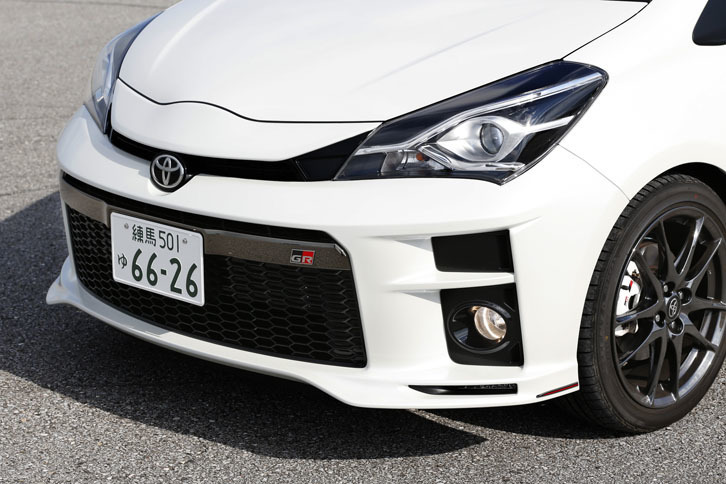 ラジエーターを効率的に冷却すべく、スクエアなデザインの大型グリルが採用されている。