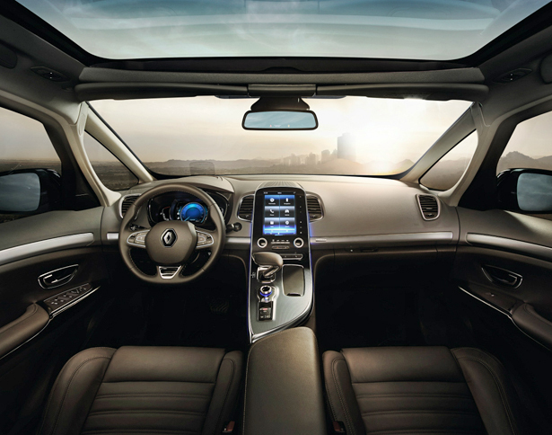 「ルノー・エスパス」のインテリア。ATは「タリスマン」と同様、6段もしくは7段のDCTである。
	 