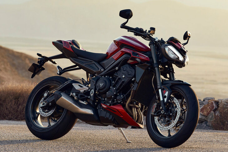 トライアンフのミドル級ネイキッドスポーツ「トライアンフ・ストリートトリプル765」。アグレッシブなスタイリングと機敏な走りを特徴とする“ストリートファイター”だ。