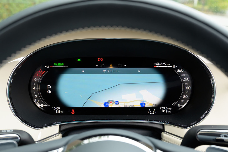 メーターパネルは高精細のフルカラー液晶。写真のようにナビ画面を大写しにできるほか、暗視カメラによってヘッドランプ照射外の障害物を検出し、夜間のドライブをサポートするナイトビジョン機能も搭載される。 