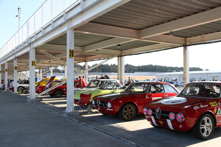 TBCCの出走車両が並んだ早朝のピット風景。