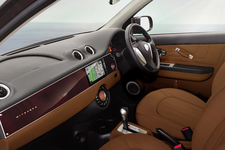 「ミツオカ・ビュート」のインテリア。全6色から選択可能な「カラードドアトリム」を新設定した。