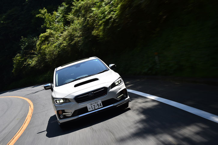 スバルとSTIとのコラボレーションにより生まれた「レヴォーグSTI Sport」。「ステアリングの優れた応答性」「高速域での強靭（きょうじん）な安定性」「洗練された、質感の高い乗り味」を実現すべく開発された。