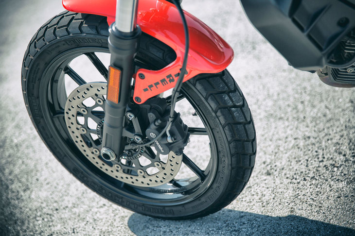 タイヤサイズは前が110/80R18、後ろが160/60R17。大型のブロックパターンが目を引く「ピレリMT60RS」が装着される。