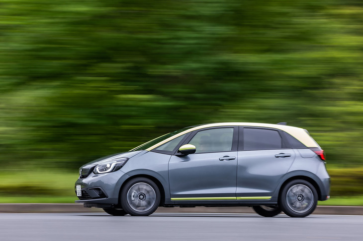 新型「フィット」では、安全運転支援システム「ホンダセンシング」を全車に標準装備。ACCは停車時のホールド機能付き全車速対応型に進化し、車線維持支援システムや誤発進抑制機能などに加え、ホンダ車として初めて近距離衝突軽減ブレーキが搭載された。