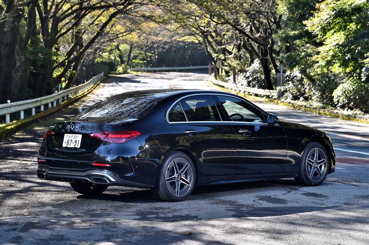 【メルセデス・ベンツC200アバンギャルドのスペック】
	ボディーサイズ：全長×全幅×全高＝4785×1820×1435mm／ホイールベース：2865mm／車重：1700kg／駆動方式：FR／エンジン：1.5リッター直4 DOHC 16バルブ ターボ／モーター：交流同期電動機／トランスミッション：9段AT／エンジン最高出力：204PS（150kW）/5800-6100rpm／エンジン最大トルク：300N・m（30.6kgf・m）/1800-4000rpm／モーター最高出力：20PS（15kW）／モーター最大トルク：200N・m（20.4kgf・m）／タイヤ：（前）225/45R18 95Y／（後）245/40R18 97Y（ピレリ・チントゥラートP7）／燃費：14.5km/リッター（WLTCモード）／価格：654万円
	
	【取材時の燃費データ】
	テスト距離：302.6km（市街地1：高速道路7：山岳路2）／使用燃料：28.6リッター（ハイオクガソリン）／参考燃費：10.6m/リッター（満タン法）／10.4km/リッター（車載燃費計計測値）