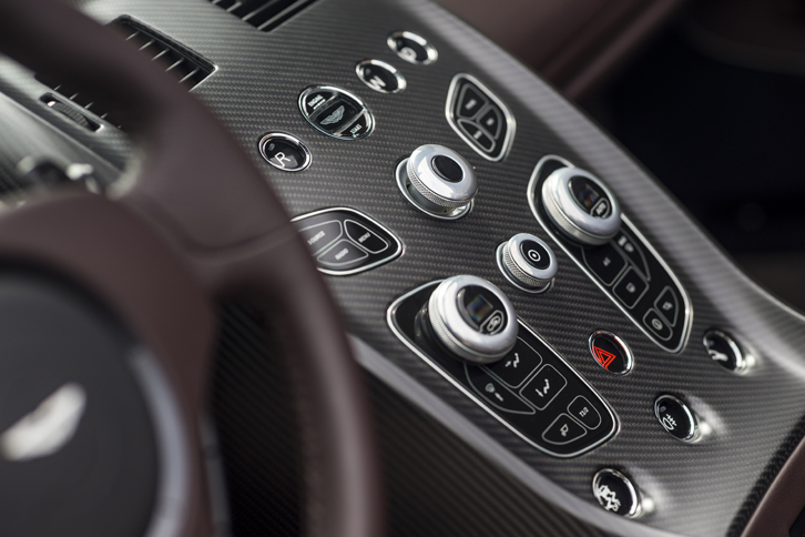 ヴァンテージGT12ロードスター（センターコンソール）