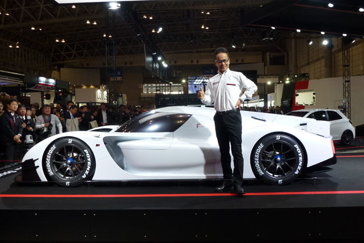 「GRスーパースポーツコンセプト」とGAZOO Racing Companyプレジデントの友山茂樹氏。