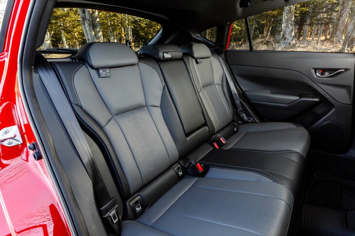 リアシートは6：4の分割可倒式で、センターにはドリンクホルダー付きのアームレストを装備。フロントコンソールボックスの背面には、後席乗員用にType-A／Type-CのUSBポートが1つずつ設置される。