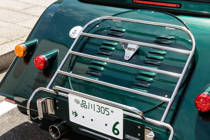 クラシカルなラゲッジラックは、上級グレード「ツーリング」に標準で、ベースグレードにオプションで用意される。