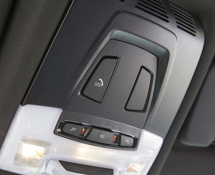 新型「スープラ」では、トヨタが提供するさまざまなコネクティッドサービスが利用できる。万が一の事故や急病の際は、室内天井に備わる“SOSボタン”（写真）でオペレーターを呼び出し、援助を要請することも可能。