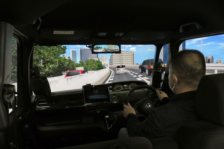 ドライビングシミュレーターを用いた「知能化運転支援技術」の体験デモの様子。