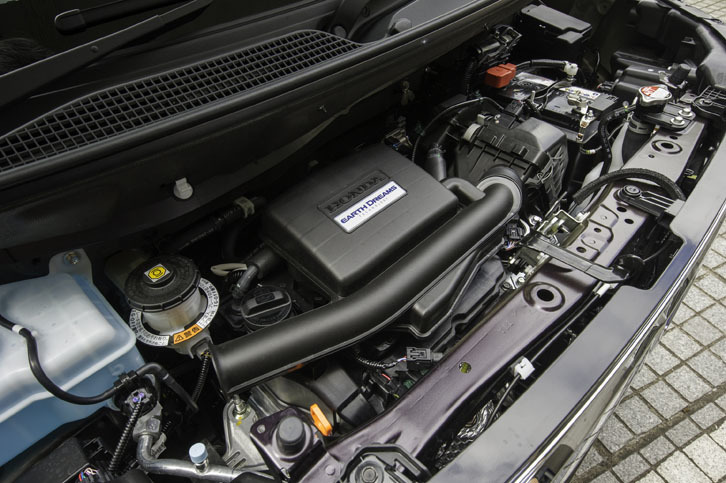 「N-BOXカスタムG・L Honda SENSING」に搭載される0.66リッター自然吸気エンジン。新たに可変バルブタイミングリフト機構「VTEC」を吸気側に採用している。