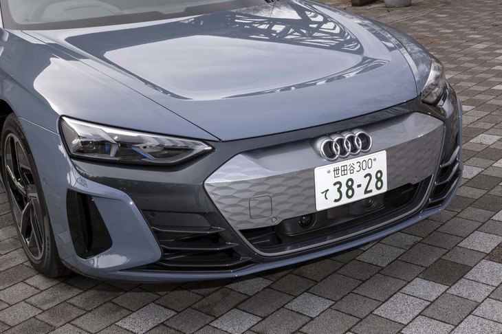 アウディ車おそろいのシングルフレームグリルが与えられたフロントまわり。グリル自体は内燃機関車とは異なり開放されていない。