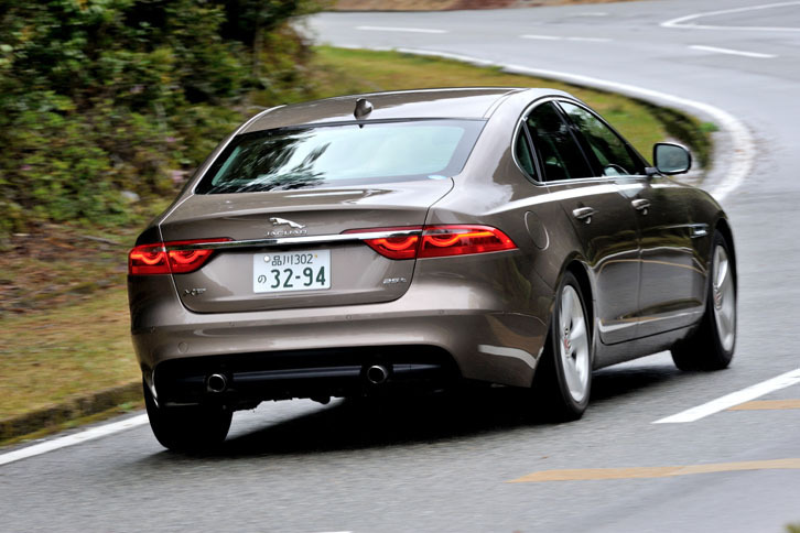 “2つの弧”を描いて発光するリアコンビランプ。ちなみに、弟分の「XE」では弧は左右1つずつになる。