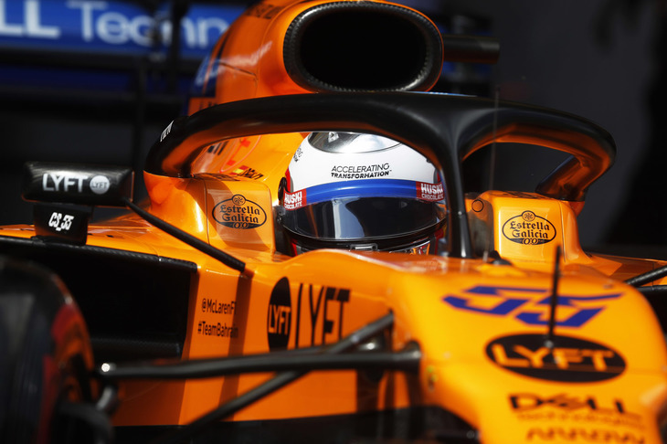 前戦アゼルバイジャンGPでダブル入賞を果たし、ベスト・オブ・ザ・レストのコンストラクターズランキング4位につけているマクラーレン。スペインGPの予選ではQ2止まりで、新人ランド・ノリスが11位（ダニエル・リカルドのペナルティーで10番グリッド）、唯一のスペイン人ドライバーとなったカルロス・サインツJr.（写真）は13位（同じく繰り上がって12番グリッド）と中団からスタートした。ノリスは早々にポイント圏外に落ち、レース終盤にはレーシングポイントのランス・ストロールと接触、リタイア。サインツJr.はルノーのリカルドやハースのグロジャンらと丁々発止とやり合いながら、母国の大観衆の前で8位入賞を果たした。（Photo=McLaren）