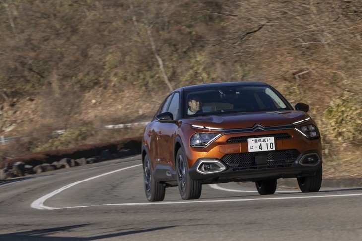 スタイリングからも最低地上高の数値からもクロスオーバーSUVを名乗るにふさわしい新型「C4」。車名に「エアクロスSUV」とつかないのはなぜだろうか。