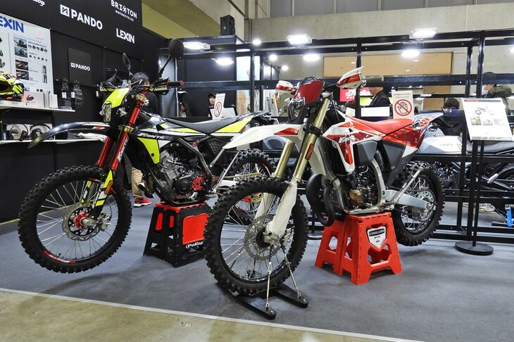 「ファンティックXE300」（写真向かって右）と「XEF125」（同左）。