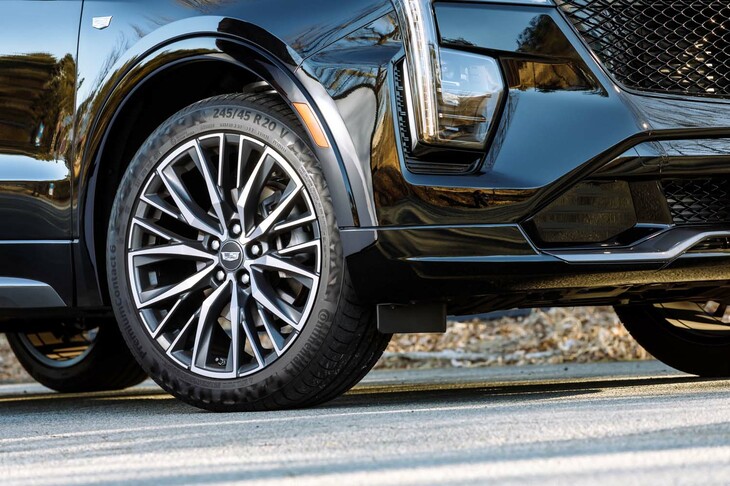 新デザインの「20インチダイヤモンドカットアルミホイール」。タイヤサイズは245/45R20で、試乗車にはコンチネンタルのコンフォートタイヤが装着されていた。